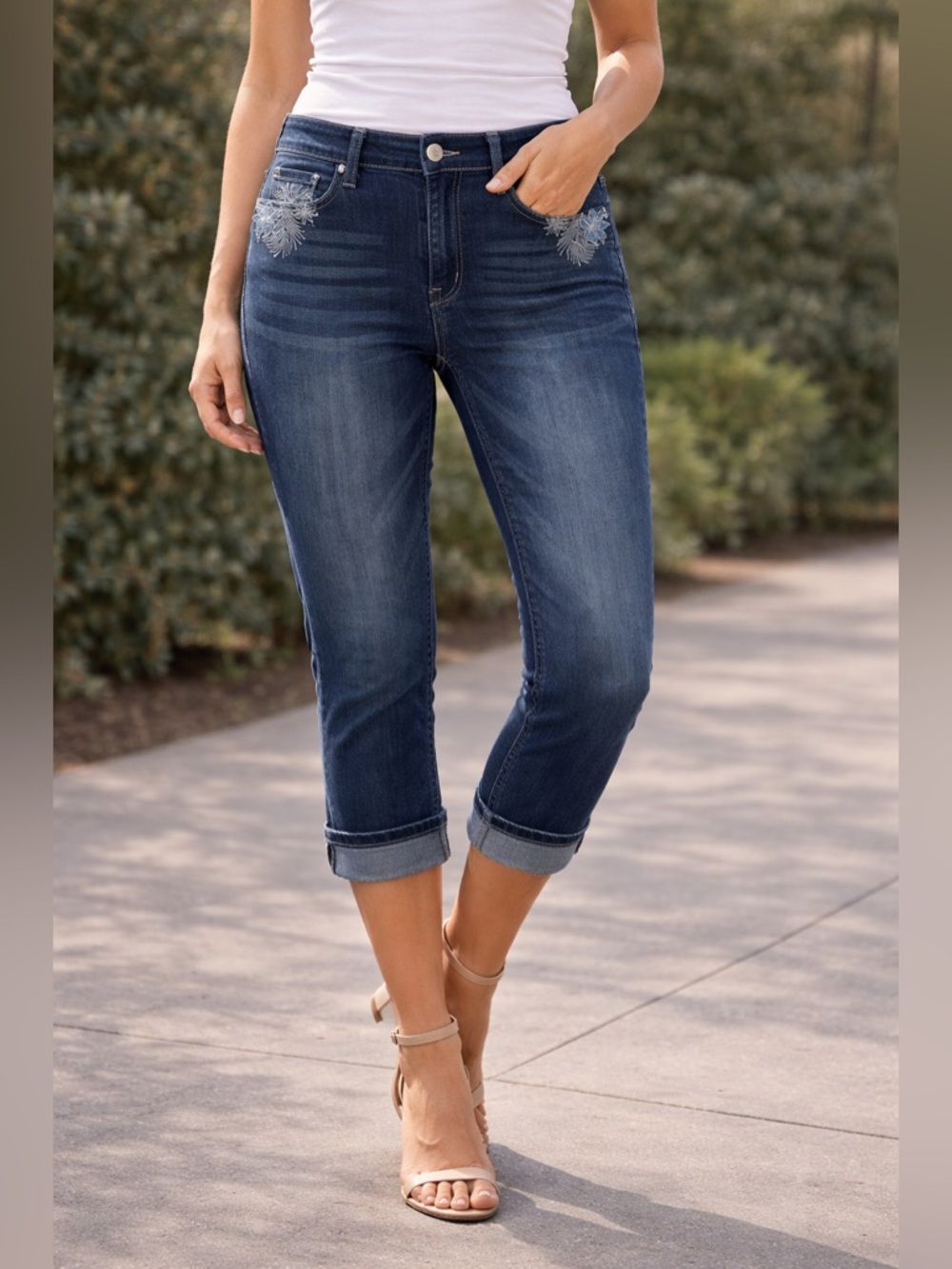 Flamingals Embroidered Pocket Capri Jeans Size Small NWT